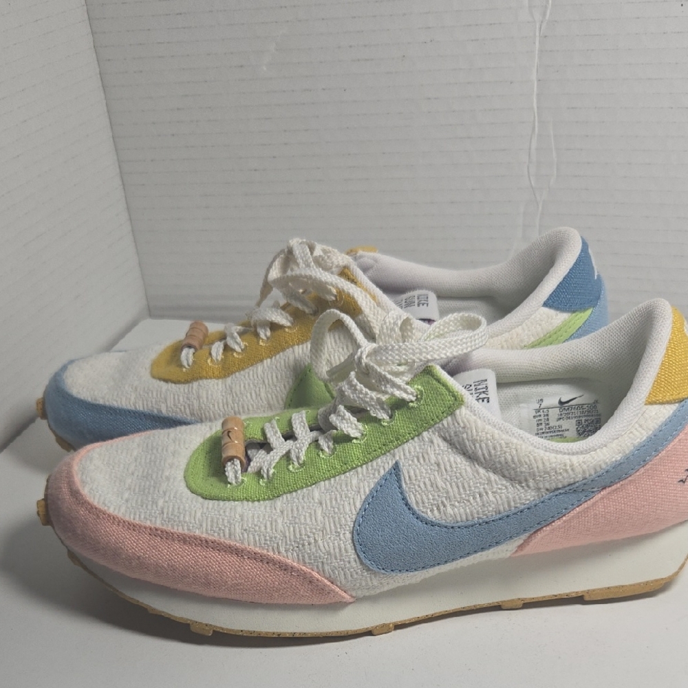 Nike Womens Dbreak Se Running Shoe Size 7